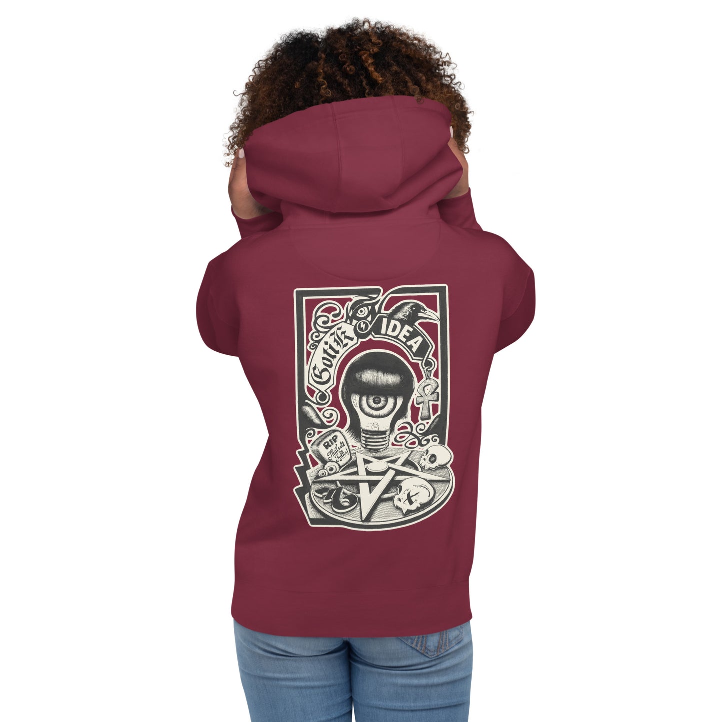 mujer con sudadera con capucha color granate con ilustración a la espalda de bombilla gótica con cuervo y símbolos oscuros y la frase gotik idea