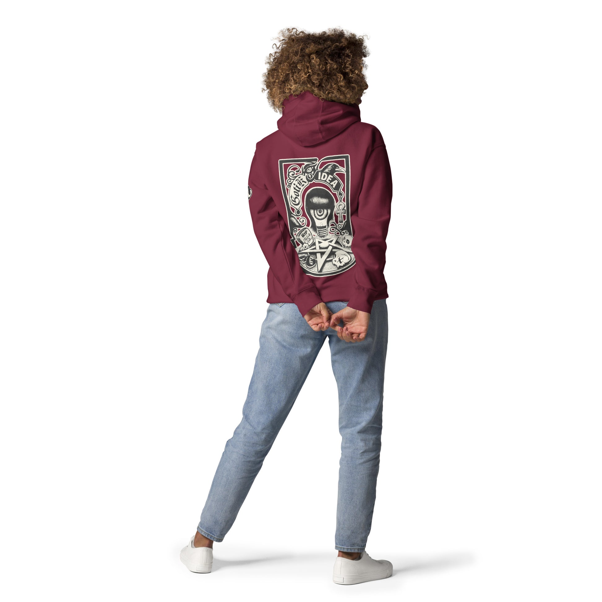 mujer con sudadera con capucha color granate con ilustración a la espalda de bombilla gótica con cuervo y símbolos oscuros y la frase gotik idea
