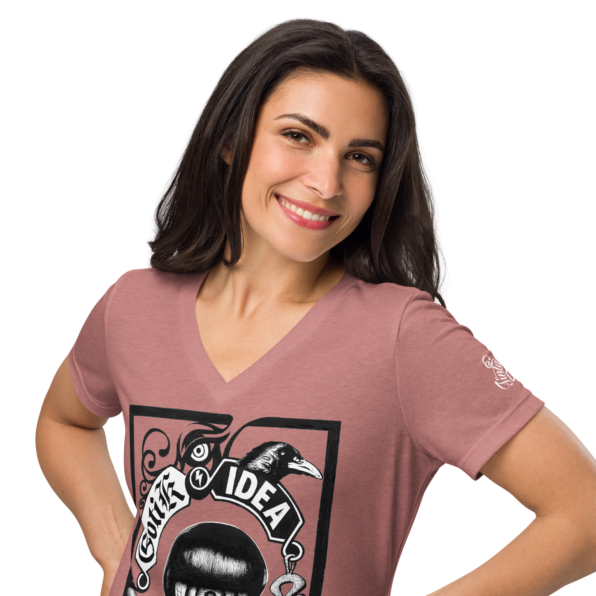 Bombilla gótica con cuervo y símbolos oscuros sobre camiseta color teja rosada